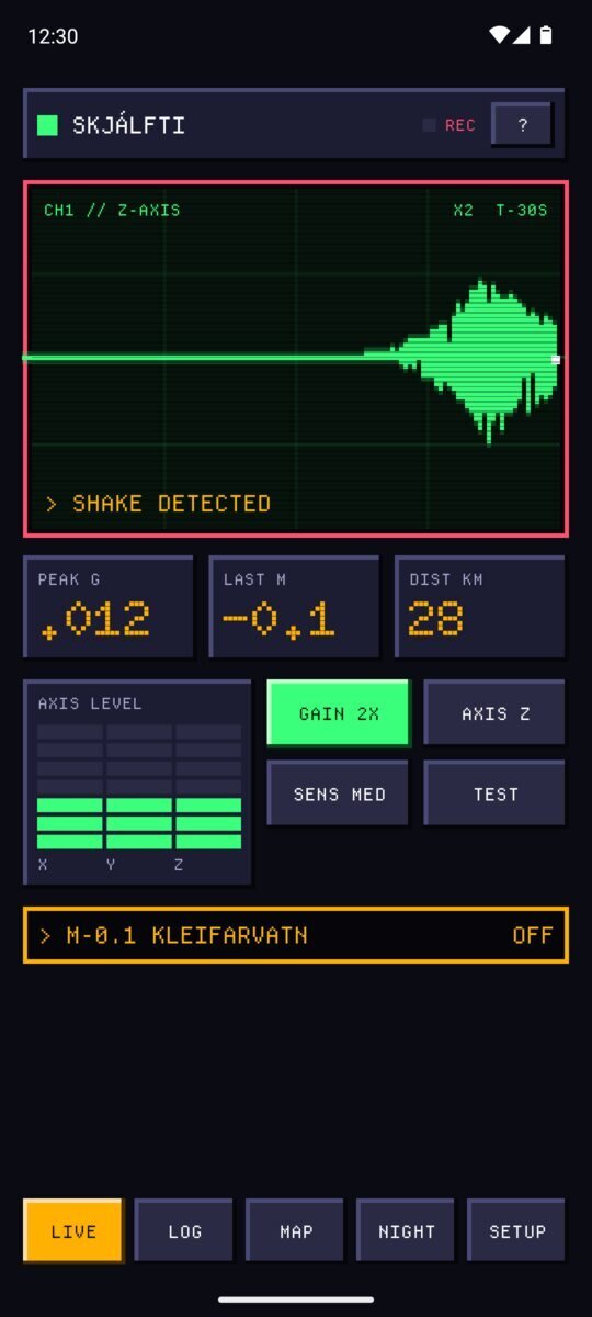 Skjálfti showing a live seismograph trace